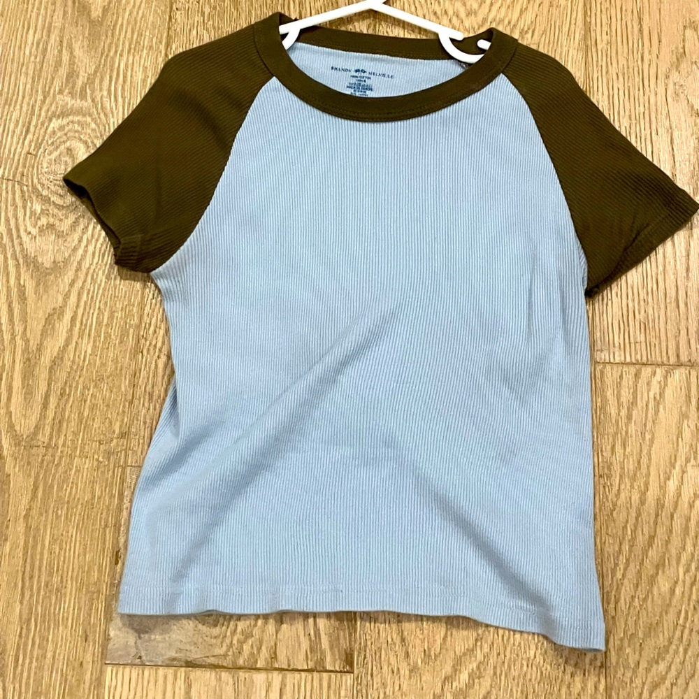 BLUE AND BROWN BABY TEE BRANDY MELVILLE